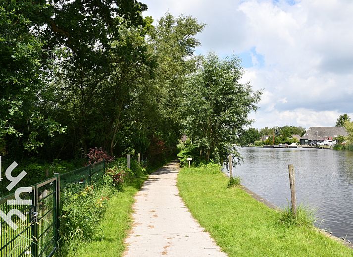 Geraeumiges Wohnzimmer im Ferienhaus OV598, Kalenberg, mit viel Licht und bequemen Sitzgelegenheiten.
