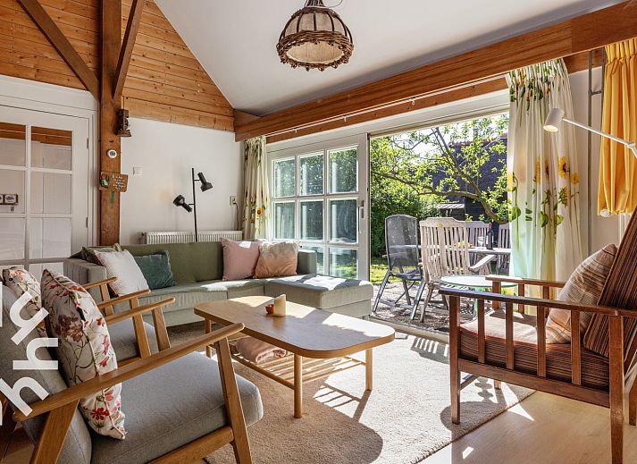 Geraeumiges Wohnzimmer im Ferienhaus OV598, Kalenberg, mit viel Licht und bequemen Sitzgelegenheiten.