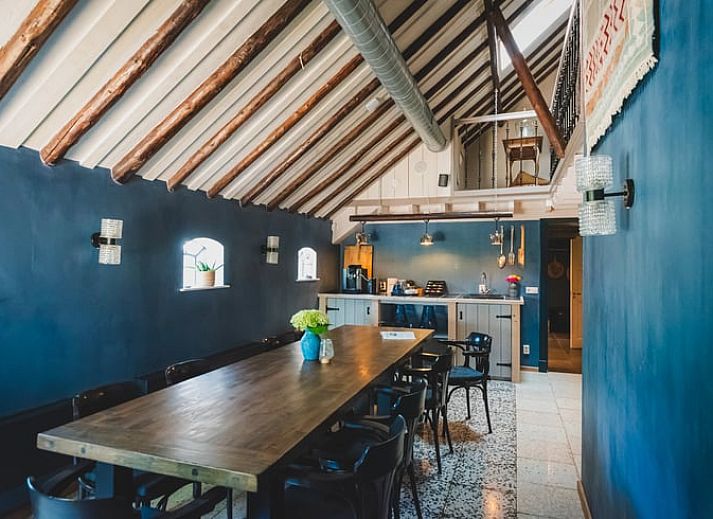 Vakantiehuis in Sint Jansklooster met bloemenrijke tuin in Noordwest Overijssel, ideaal voor natuurliefhebbers.