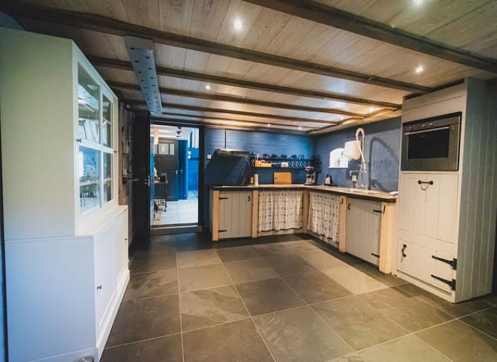 Zonnig terras van Vakantiehuis in Sint Jansklooster, Overijssel, met comfortabele zitgelegenheid.