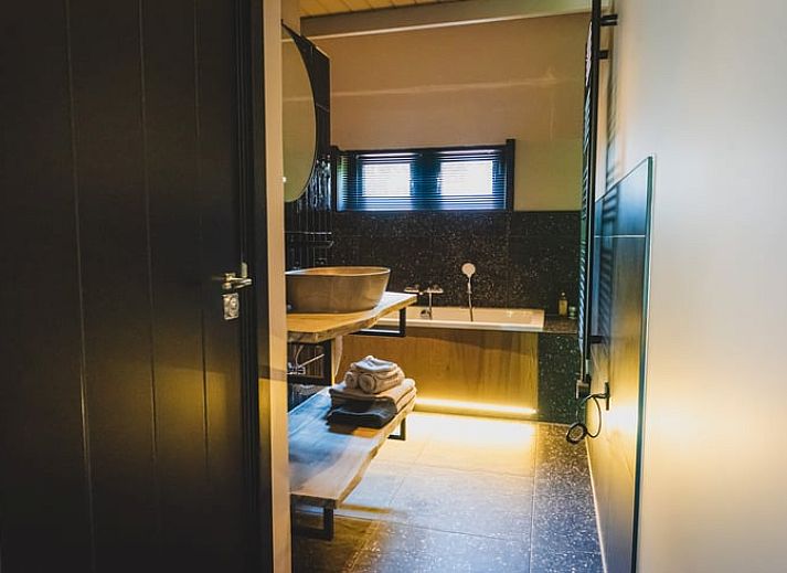 Zonnig terras van Vakantiehuis in Sint Jansklooster, Overijssel, met comfortabele zitgelegenheid.