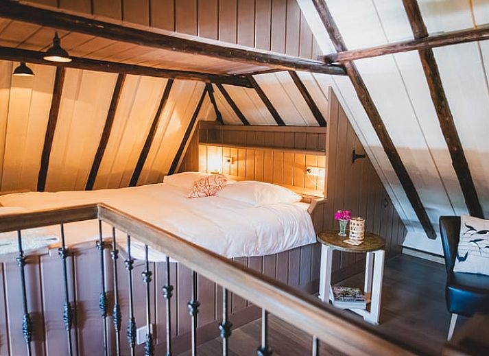 Zonnig terras van Vakantiehuis in Sint Jansklooster, Overijssel, met comfortabele zitgelegenheid.