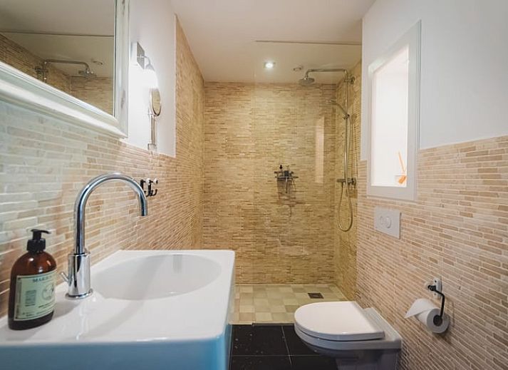 Gezellige binnenruimte van Vakantiehuis in Sint Jansklooster, Overijssel, met rustieke inrichting.