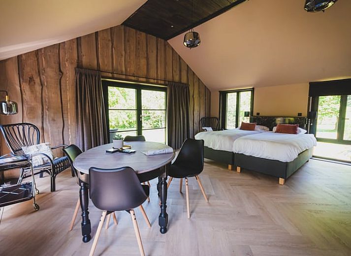 Ruime eetkamer in Vakantiehuis in Sint Jansklooster, Noordwest Overijssel, perfect voor familiediners.