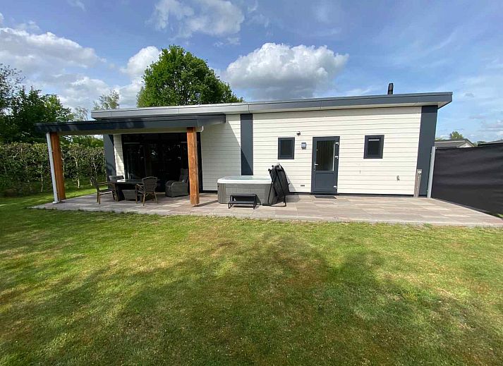 Verblijf 551715 • Vakantiewoning Noordwest Overijssel • Luxe en royaal 2 persoons chalet met bubbelbad nabij