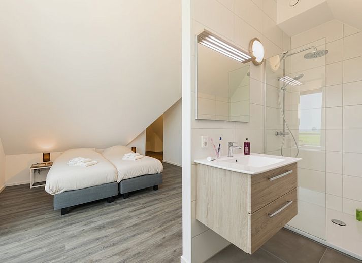 Gezellige woonkamer in Watervilla 8, een vakantiehuis in Ossenzijl, Noordwest Overijssel, met moderne inrichting en sfeervolle haard.