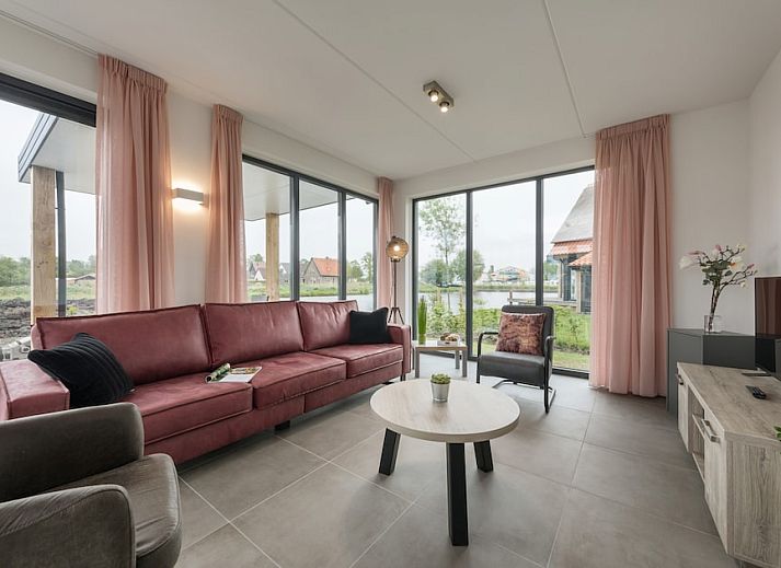 Watervilla 6B in Ossenzijl, Overijssel, biedt een idyllisch vakantiehuis met rieten dak aan het water, perfect voor natuurliefhebbers.