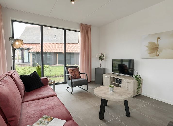 Watervilla 6B in Ossenzijl, Overijssel, biedt een idyllisch vakantiehuis met rieten dak aan het water, perfect voor natuurliefhebbers.