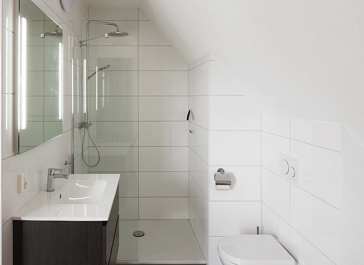 Moderne woonkamer van Watervilla 6B in Ossenzijl, Overijssel met uitzicht op de natuur door grote ramen.