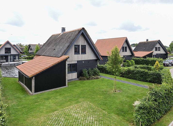Freistehendes Haus in Ossenzijl mit Blick auf das Wasser in Nordwest Overijssel, Overijssel.