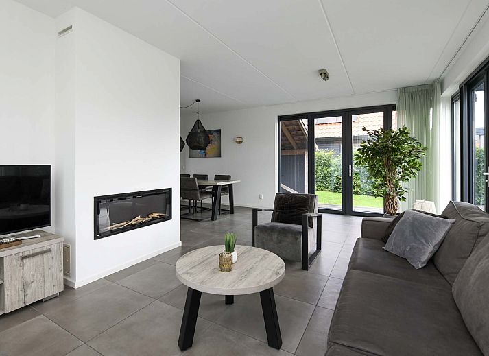 Freistehendes Haus in Ossenzijl mit Blick auf das Wasser in Nordwest Overijssel, Overijssel.