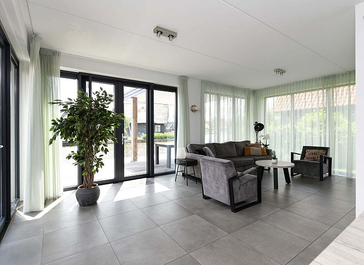 Grner Garten am Einfamilienhaus in Ossenzijl, Nordwest Overijssel, Overijssel.