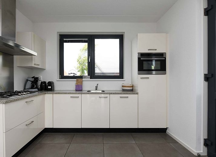 Grner Garten am Einfamilienhaus in Ossenzijl, Nordwest Overijssel, Overijssel.