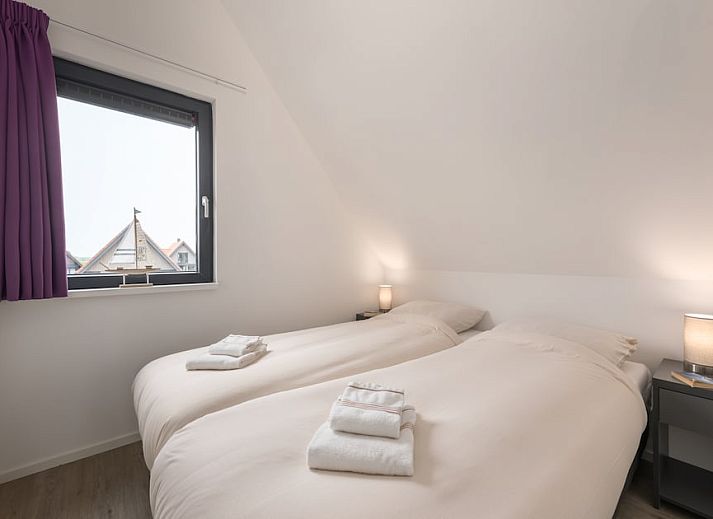 Bright living room in Watervilla 6A, Ossenzijl, Overijssel, with water views and modern furnishings for a relaxing vacation.