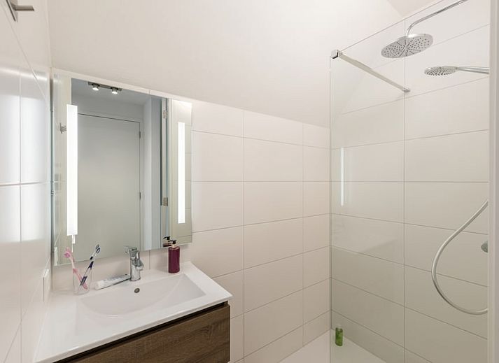 Bright living room in Watervilla 6A, Ossenzijl, Overijssel, with water views and modern furnishings for a relaxing vacation.