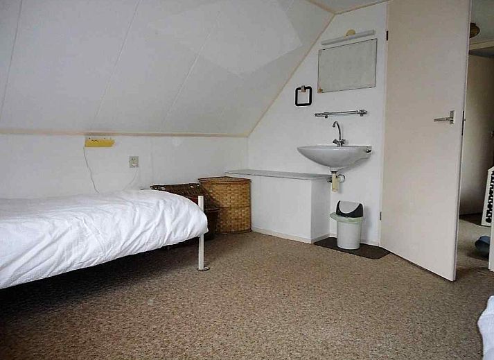 OV400 vakantiehuis in Ossenzijl met rieten dak en groene tuin in Noordwest Overijssel, Overijssel.