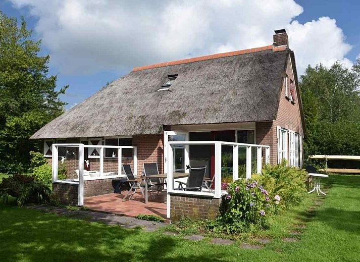 OV400 vakantiehuis in Ossenzijl met rieten dak en groene tuin in Noordwest Overijssel, Overijssel.