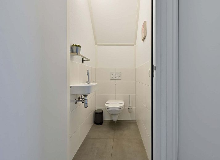 Uitzicht vanaf het terras van de vakantiewoning in Ossenzijl, met water en natuur in Overijssel.