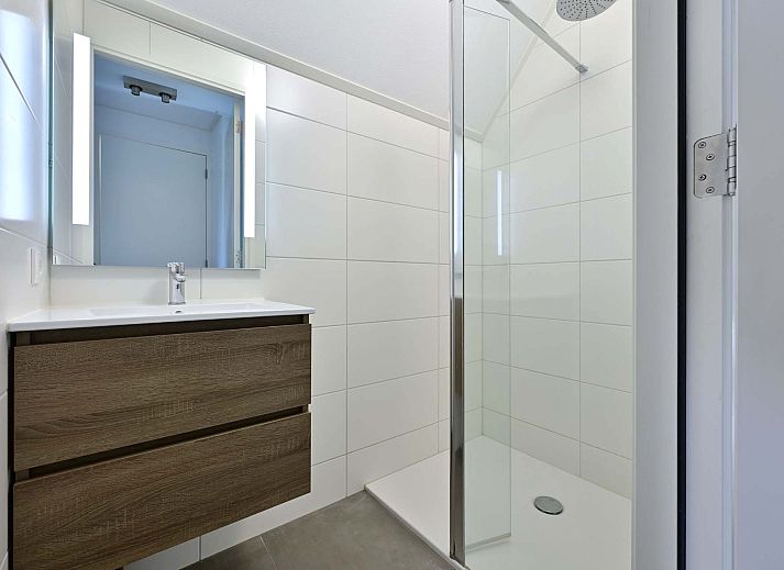 Lichte woonkamer van de vrijstaande woning in Ossenzijl, Noordwest Overijssel, met comfortabele zitplaatsen.