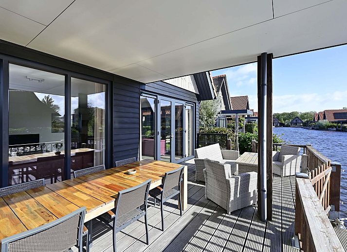 Lichte woonkamer van de vrijstaande woning in Ossenzijl, Noordwest Overijssel, met comfortabele zitplaatsen.