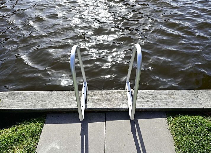 Lichte woonkamer van de vrijstaande woning in Ossenzijl, Noordwest Overijssel, met comfortabele zitplaatsen.