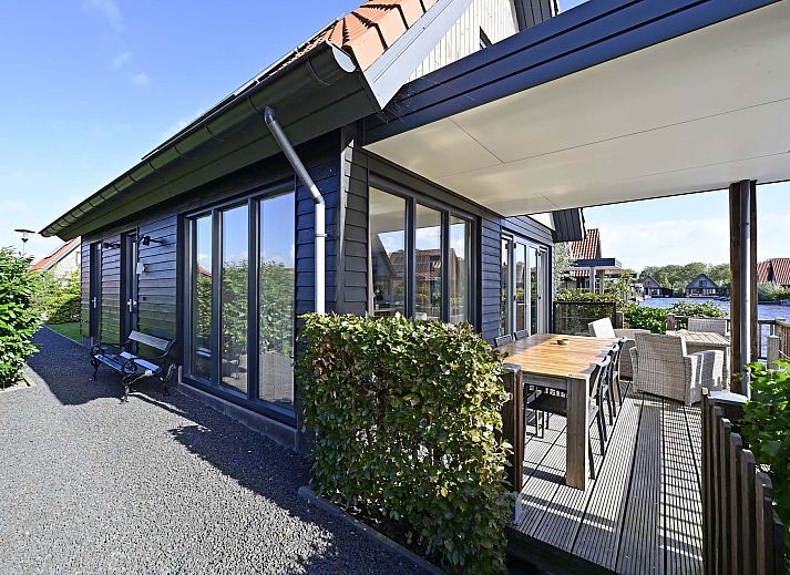 Lichte woonkamer van de vrijstaande woning in Ossenzijl, Noordwest Overijssel, met comfortabele zitplaatsen.