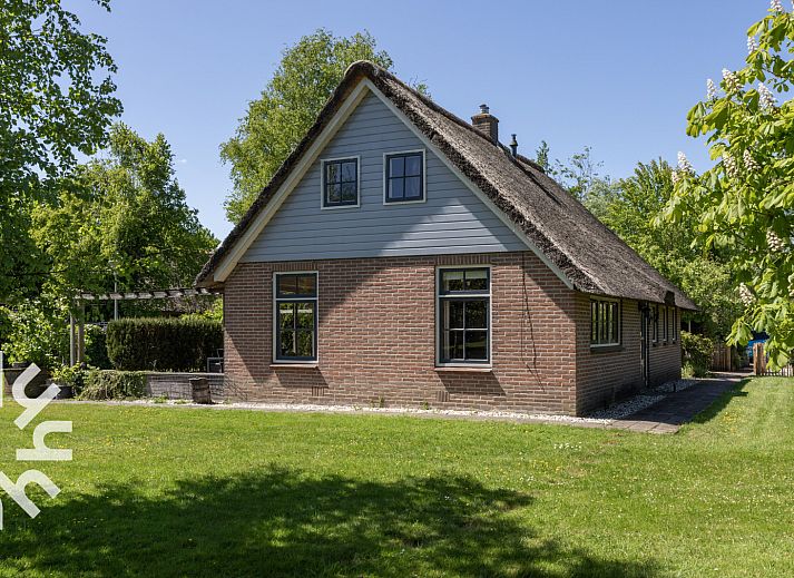Ferienhaus OV606 in Ossenzijl, Overijssel, direkt am Wasser mit Reetdach und gruenem Garten.