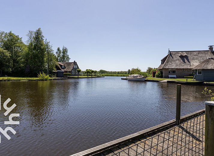 Ferienhaus OV606 in Ossenzijl, Overijssel, direkt am Wasser mit Reetdach und gruenem Garten.