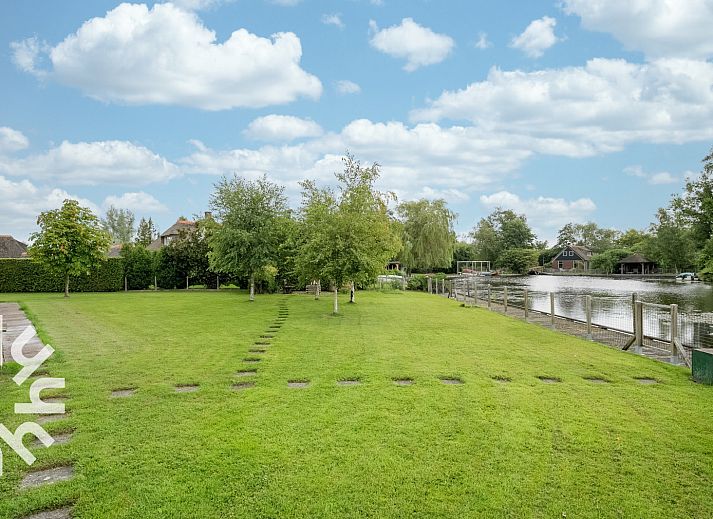 Seitenansicht des Ferienhauses OV606 in Ossenzijl, umgeben von Natur und Ruhe.
