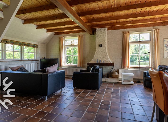 Seitenansicht des Ferienhauses OV606 in Ossenzijl, umgeben von Natur und Ruhe.