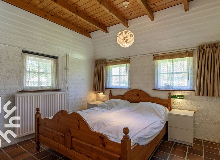 Seitenansicht des Ferienhauses OV606 in Ossenzijl, umgeben von Natur und Ruhe.