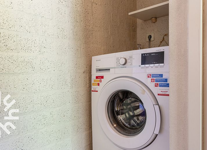 Seitenansicht des Ferienhauses OV606 in Ossenzijl, umgeben von Natur und Ruhe.