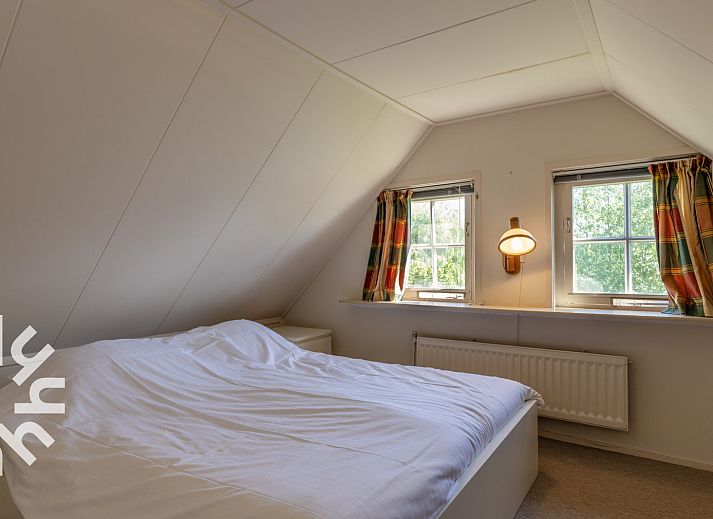 Seitenansicht des Ferienhauses OV606 in Ossenzijl, umgeben von Natur und Ruhe.