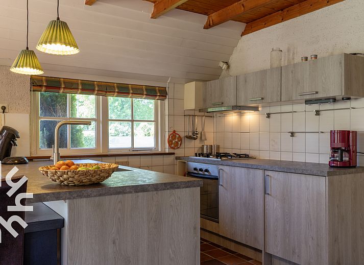 Gemuetliches Wohnzimmer von OV606 in Ossenzijl, Overijssel, mit bequemer Sitzecke.