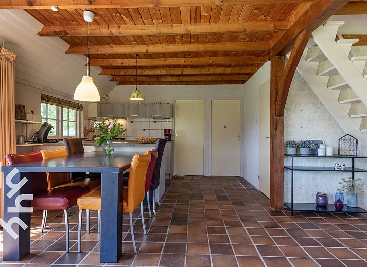 Gemuetliches Wohnzimmer von OV606 in Ossenzijl, Overijssel, mit bequemer Sitzecke.