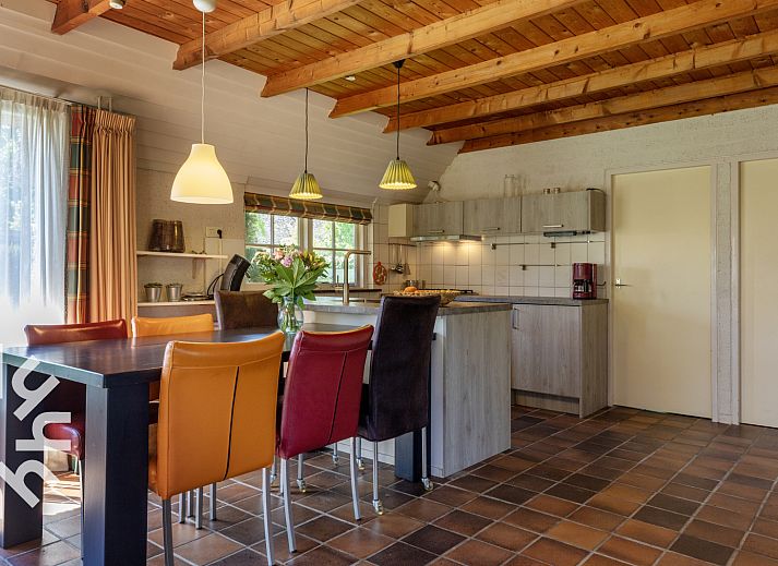 Gemuetliches Wohnzimmer von OV606 in Ossenzijl, Overijssel, mit bequemer Sitzecke.