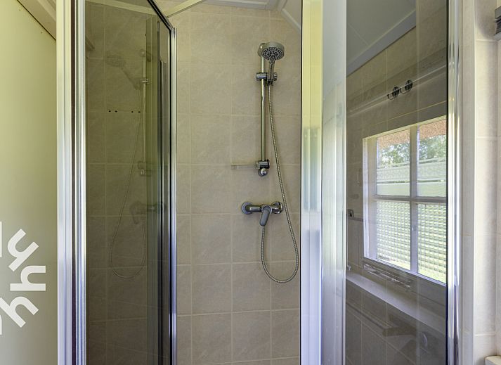 Schlafzimmer im Ferienhaus OV606 in Ossenzijl, Overijssel, mit Holzbett und Waschbecken.