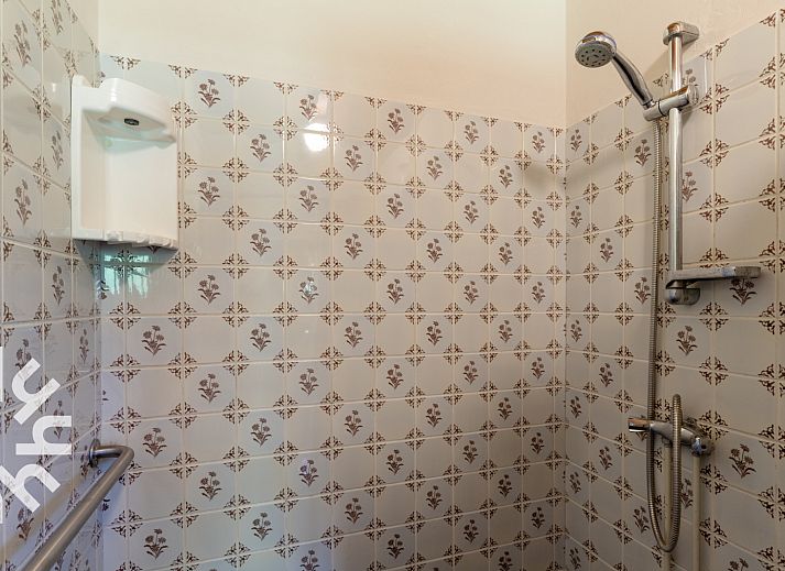 Schlafzimmer im Ferienhaus OV606 in Ossenzijl, Overijssel, mit Holzbett und Waschbecken.