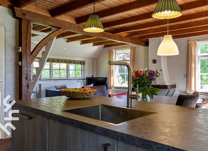Schlafzimmer im Ferienhaus OV606 in Ossenzijl, Overijssel, mit Holzbett und Waschbecken.