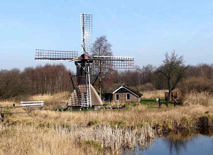 Ferienhaus OV271 in Tuk, Nordwest Overijssel, Backsteinfassade mit Fenstern und gruenem Garten.