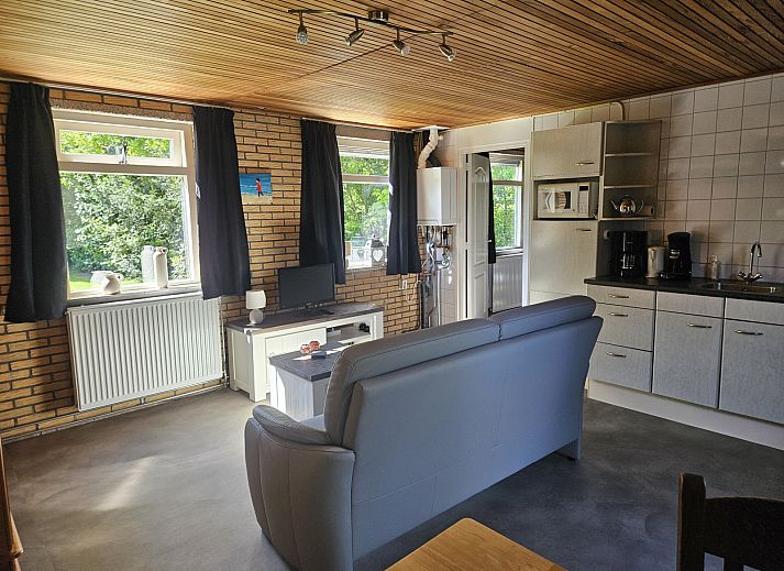 Ferienhaus OV271 in Tuk, Nordwest Overijssel, Backsteinfassade mit Fenstern und gruenem Garten.