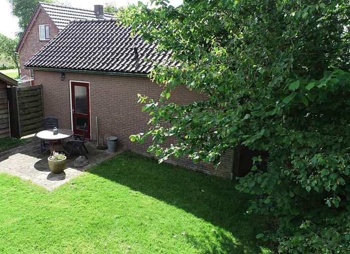 Modernes Badezimmer im Ferienhaus OV271, Tuk, Nordwest Overijssel, mit weissen Fliesen und Waschbecken.