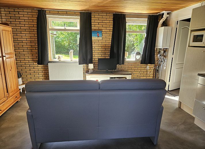 Modernes Badezimmer im Ferienhaus OV271, Tuk, Nordwest Overijssel, mit weissen Fliesen und Waschbecken.