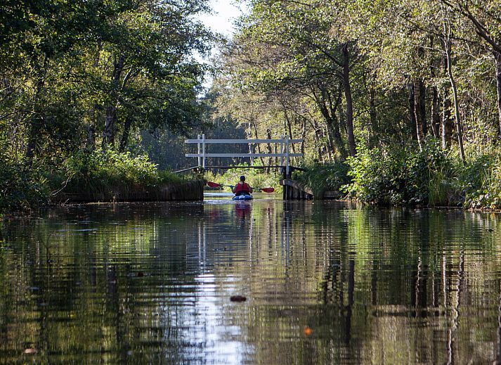 Schoenes Schlafzimmer im Ferienhaus OV735 in Tuk, Overijssel, mit Blick auf die gruene Natur und eine einladende Terrasse.