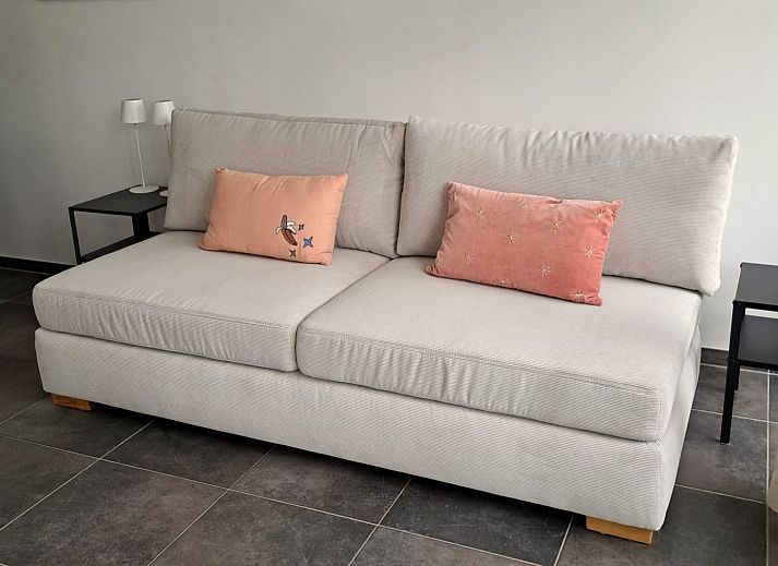 Schoenes Schlafzimmer im Ferienhaus OV735 in Tuk, Overijssel, mit Blick auf die gruene Natur und eine einladende Terrasse.