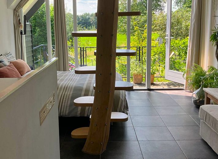 Schoenes Schlafzimmer im Ferienhaus OV735 in Tuk, Overijssel, mit Blick auf die gruene Natur und eine einladende Terrasse.