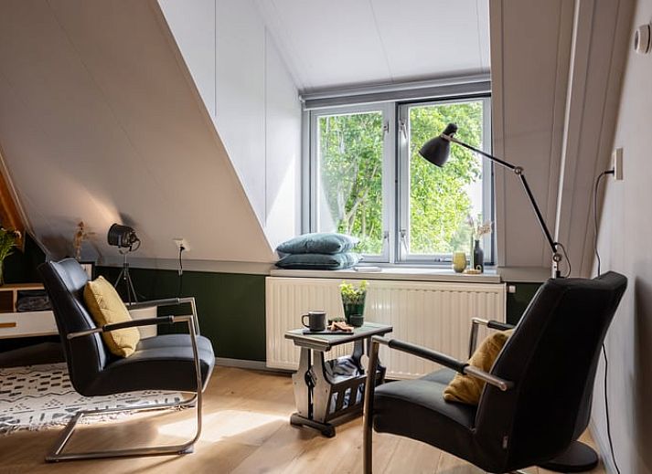 Gezellige zithoek in Vakantiehuisje in Wetering, Noordwest Overijssel. Comfortabele stoelen met uitzicht op de tuin.