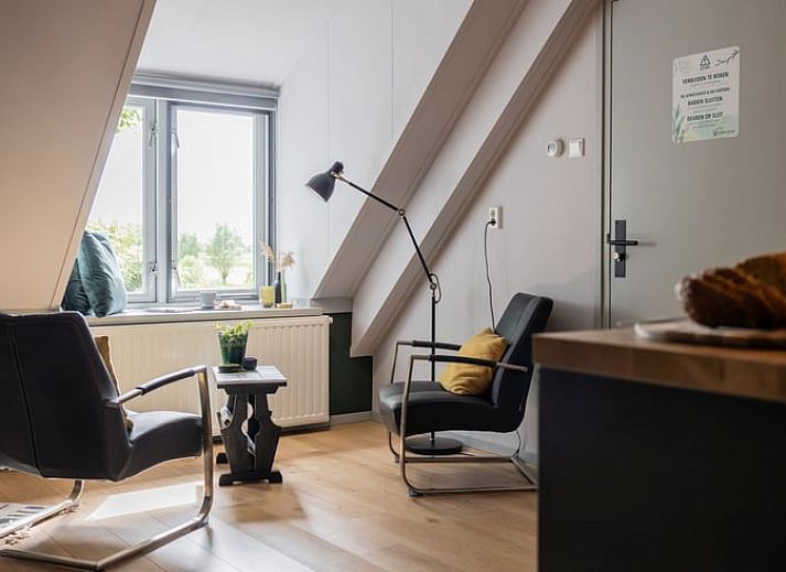 Gezellige zithoek in Vakantiehuisje in Wetering, Noordwest Overijssel. Comfortabele stoelen met uitzicht op de tuin.