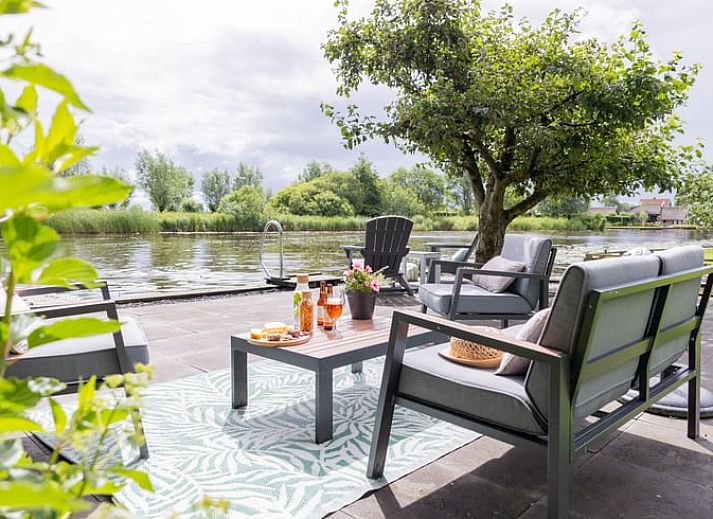 Stijlvolle binnenruimte van Vakantiehuisje in Wetering, Overijssel. Moderne inrichting met veel natuurlijk licht.