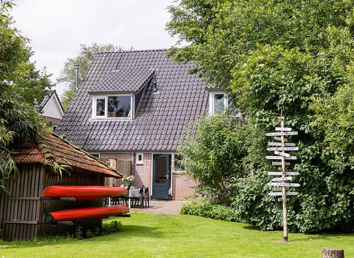 Stijlvolle binnenruimte van Vakantiehuisje in Wetering, Overijssel. Moderne inrichting met veel natuurlijk licht.